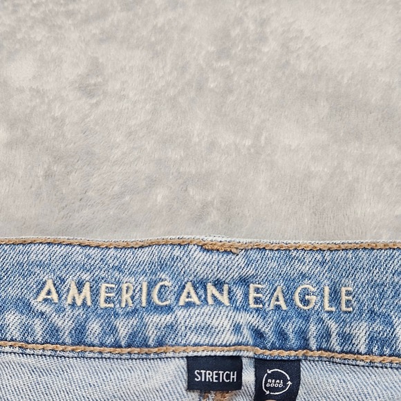 American Eagle Super High Rise Straight Mom Jean Light Wash Size 4R Raw Hem - Picture 10 of 10